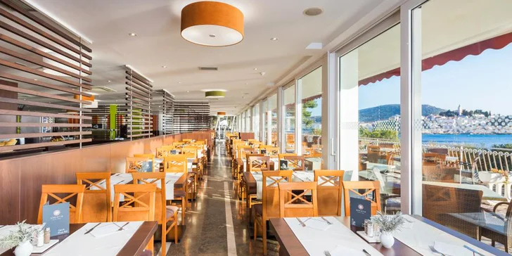 Letní dovolená v chorvatském Primoštenu: 3* hotel s jídlem a bazénem, 50 m od pláže
