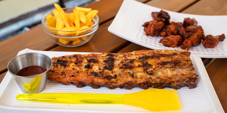 Marinovaná kuřecí křidélka a 500 g pomalu pečených marinovaných žeber