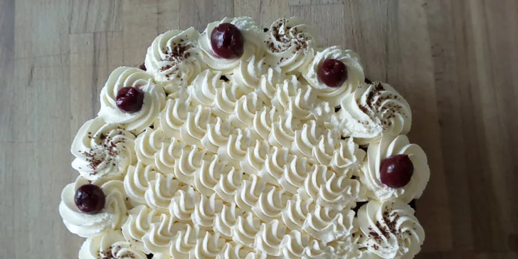 Dorty z domácích surovin o váze 1,3 kg: sachr, ořechový, karamelový, čokoládový i višňový či s medem