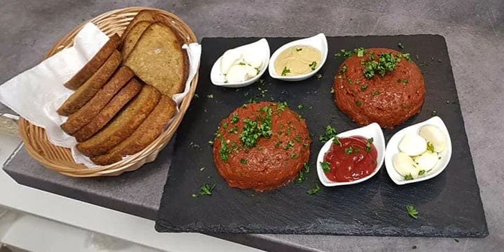 200 nebo 400 g míchaného tataráku z falešné svíčkové i topinky s česnekem