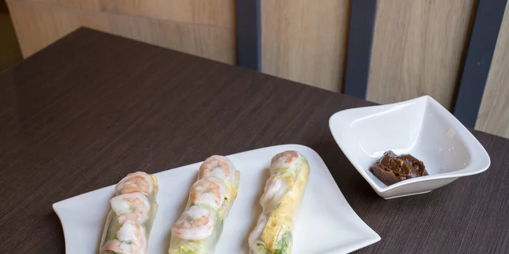 Asijské dobroty ve Vodičkově ulici: polévka, salát nebo závitky ze Sapa Food
