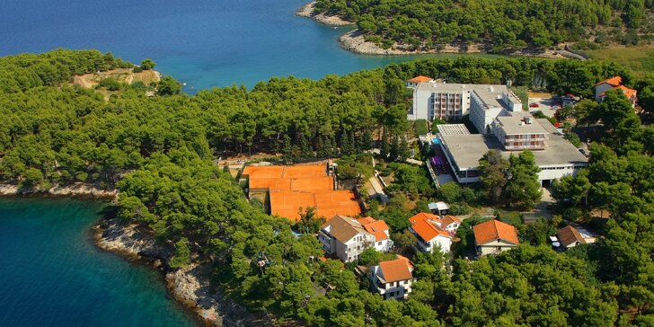 Dovolená na chorvatském Hvaru: 3* hotel se snídaní, u moře a s bazénem