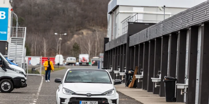1–8 kol na závodním okruhu v Mostě, Brně či Sosnové jako řidič či spolujezdec Toyoty GR Yaris