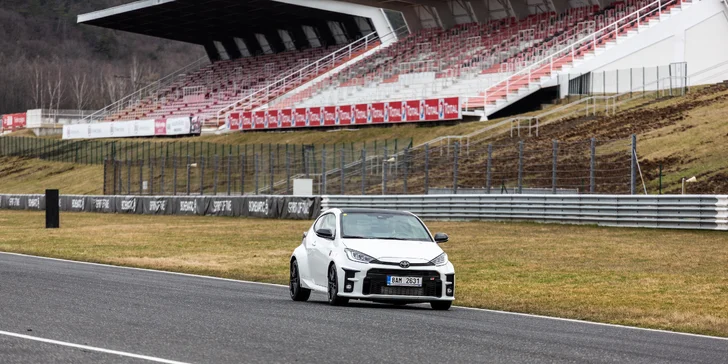 1–8 kol na závodním okruhu v Mostě, Brně či Sosnové jako řidič či spolujezdec Toyoty GR Yaris