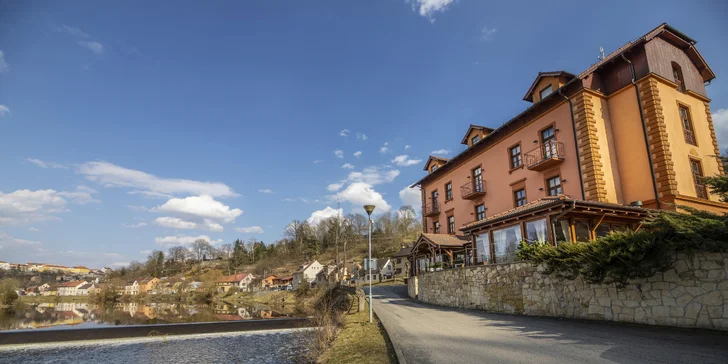 Pobyt v historické lázeňské budově v Táboře s polopenzí a konopnou koupelí