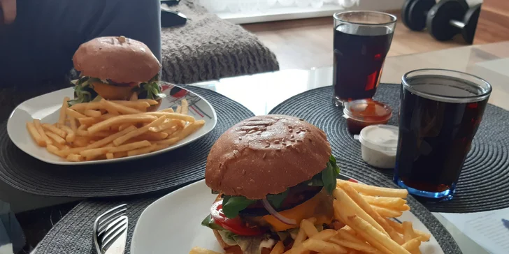 Burger menu: 100% hovězí z českého chovu, americká BBQ omáčka, hranolky i nápoj, 2 pobočky