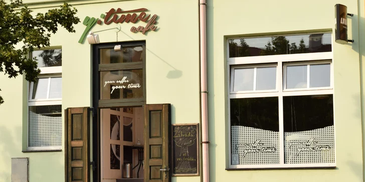 Posezení o samotě či ve dvou: kavárna s krásnou zahrádkou, káva i víno nebo džus, k tomu něco dobrého