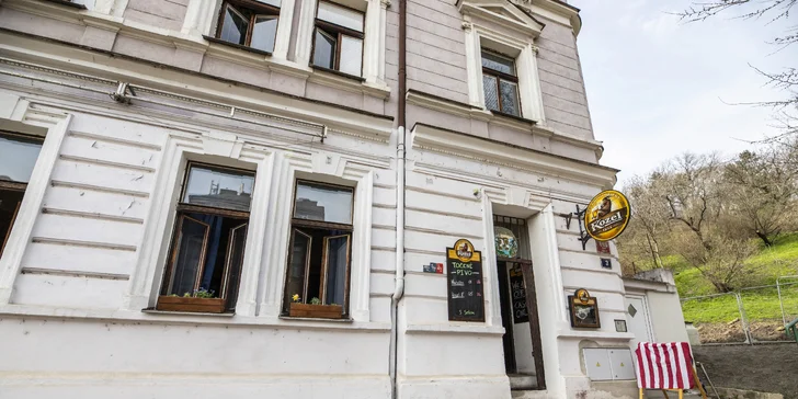 Bašta a pití přímo u tunelu pod Vítkovem pro 1 či 2 os.: loaded hranolky s masem či párkem, limča i pivo