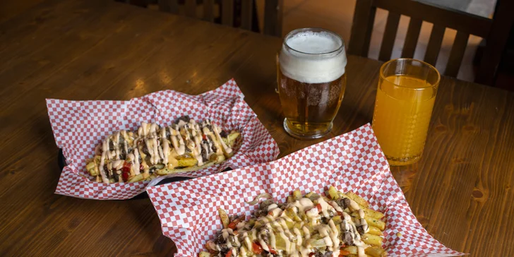 Bašta a pití přímo u tunelu pod Vítkovem pro 1 či 2 os.: loaded hranolky s masem či párkem, limča i pivo