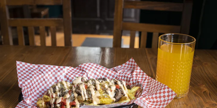 Bašta a pití přímo u tunelu pod Vítkovem pro 1 či 2 os.: loaded hranolky s masem či párkem, limča i pivo