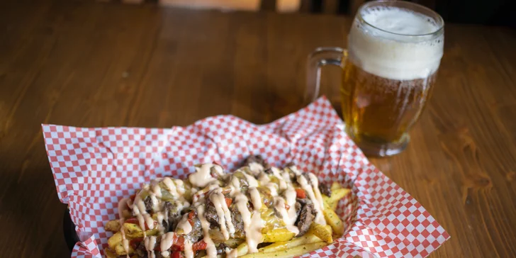 Bašta a pití přímo u tunelu pod Vítkovem pro 1 či 2 os.: loaded hranolky s masem či párkem, limča i pivo