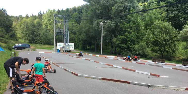 Šlapací káry: zapůjčení na 30 nebo 60 min. pro 1 i 2 děti, 2 dráhy