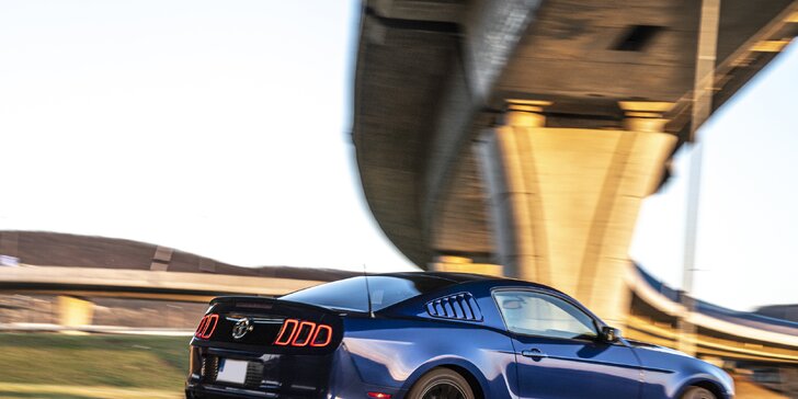 Superjízda v Mustangu na 15–60 minut včetně paliva a spolujezdců zdarma