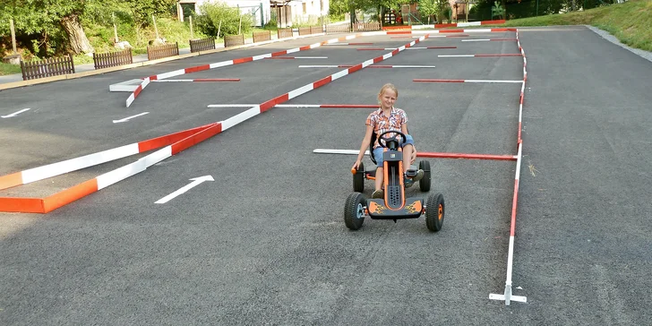 Šlapací káry: zapůjčení na 30 nebo 60 min. pro 1 i 2 děti, 2 dráhy