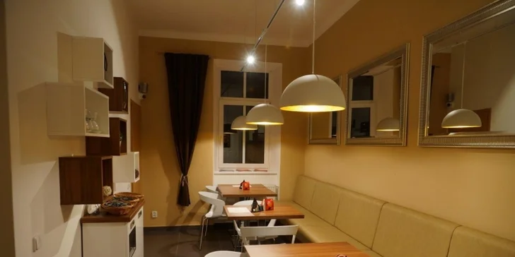 Posezení o samotě či ve dvou: kavárna s krásnou zahrádkou, káva i víno nebo džus, k tomu něco dobrého