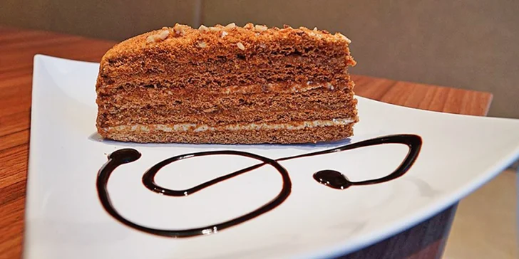 Káva a domácí zákusek pro 1 i 2 osoby s sebou: presso, latte, flat white či cappuccino třeba s medovníkem