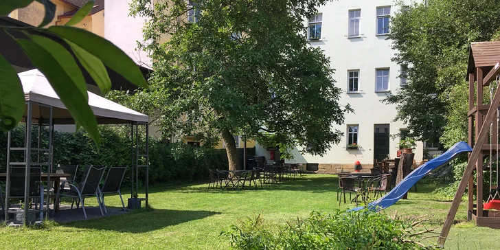 Posezení o samotě či ve dvou: kavárna s krásnou zahrádkou, káva i víno nebo džus, k tomu něco dobrého