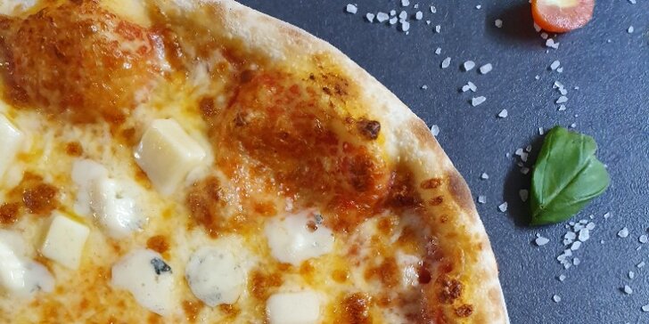 Dvě pizzy o průměru 35 cm z italských surovin, možnost rozvozu