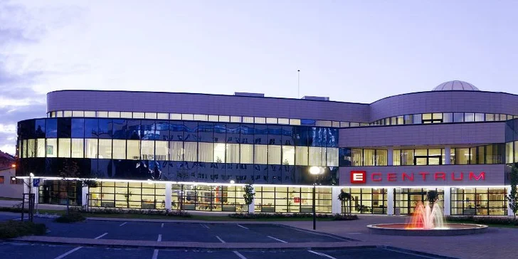 Hodina bowlingu v centru Éčko až pro 6 osob: profi dráhy a zapůjčení obuvi