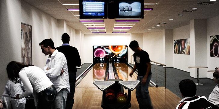 Hodina bowlingu v centru Éčko až pro 6 osob: profi dráhy a zapůjčení obuvi