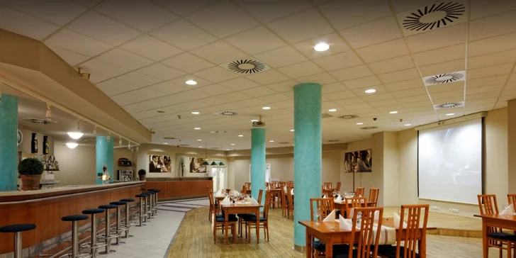 Hodina bowlingu v centru Éčko až pro 6 osob: profi dráhy a zapůjčení obuvi