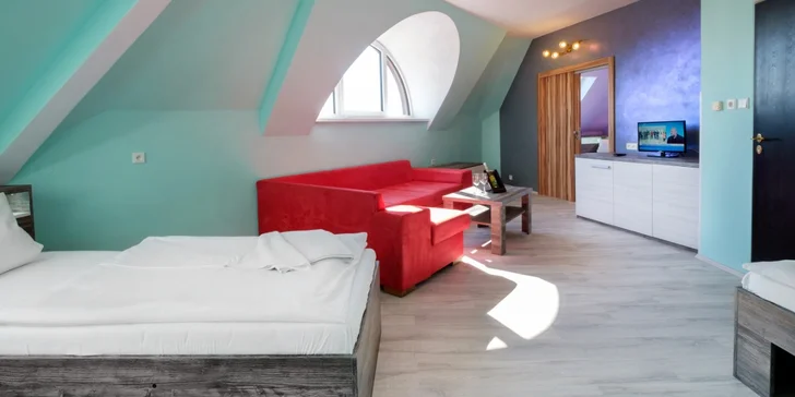 Pokoje jsou zařízeny v moderním stylu a mají vlastní WC, koupelnu, TV, minibar a Wi-Fi připojení k internetu. 