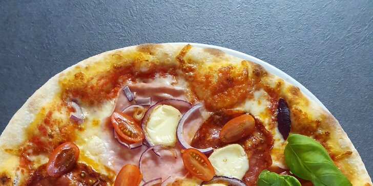 Dvě pizzy o průměru 35 cm z italských surovin, možnost rozvozu
