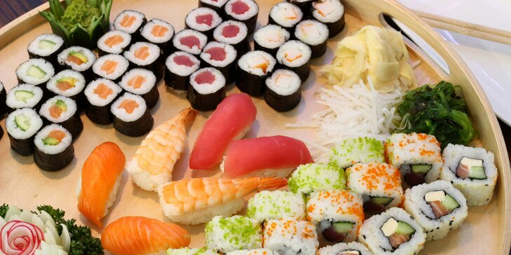 Sushi sety s 21–70 kousky: nigiri, maki i roll s krevetami, lososem, tuňákem aj.