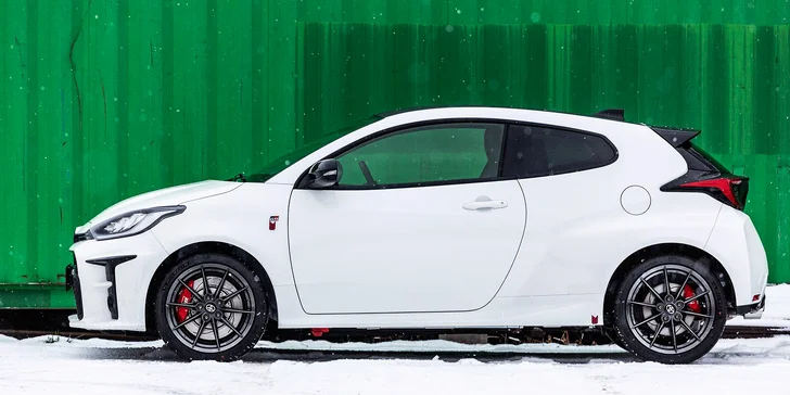 1–8 kol na závodním okruhu v Mostě, Brně či Sosnové jako řidič či spolujezdec Toyoty GR Yaris