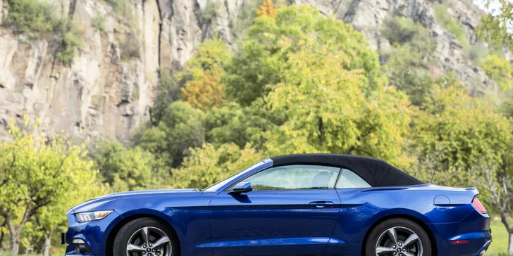 S větrem ve vlasech: 1–48 hodin nebo i celý víkend v elegantním Fordu Mustang Cabrio