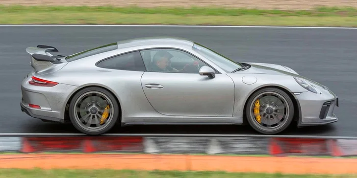 Spolujezdcem v Porsche GT3 na velkém okruhu v Mostě: 1–4 superrychlá kola vedle závodního řidiče