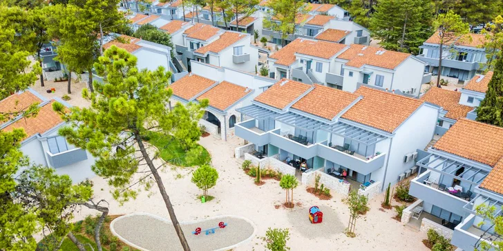 Prázdninový areál v Chorvatsku: studio či apartmán pro 4 os., pláž, bazény a zábava