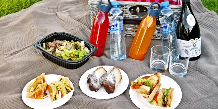 Piknik na ostrově Štvanice: miniburgery, salát, domácí bábovka či koláč i prosecco nebo pivo