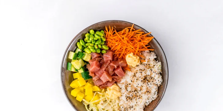 Skvělé jídlo pro 2 v centru města: poké s lososem, tuňákem i vegetariánské