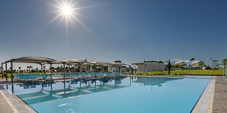 Luxusní dovolená na Kypru vč. letenky: resort s bazény, aquaparkem, pláží a ultra all inclusive