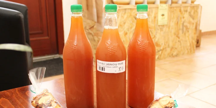 Domácí jablečné dobroty: 1 nebo 2 l moštu i balíček sušených jablek