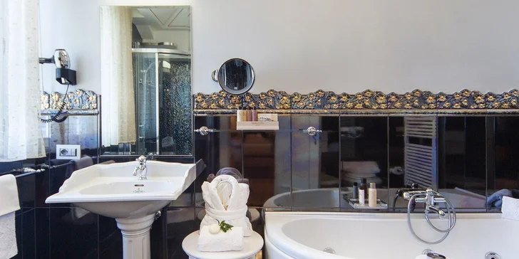 Elegantní 5* hotel v Rimini, který navštěvoval Fellini: snídaně, pláž a bazény