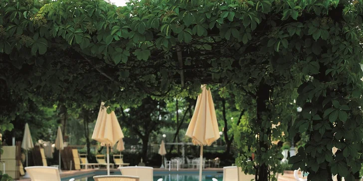 Elegantní 5* hotel v Rimini, který navštěvoval Fellini: snídaně, pláž a bazény