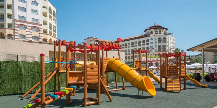 Bulharské Slunečné pobřeží letecky: 4* resort u pláže, s all inclusive, bazény a tobogány