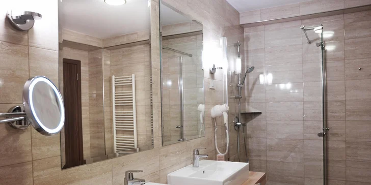 4* dovolená v Portoroži: hotel se soukromou pláží, snídaně a bazény