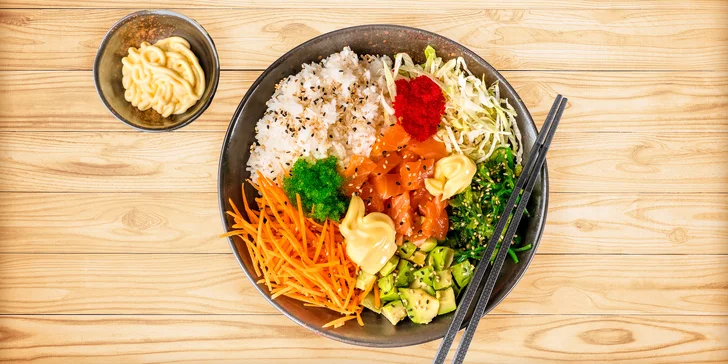 Skvělé jídlo pro 2 v centru města: poké s lososem, tuňákem i vegetariánské