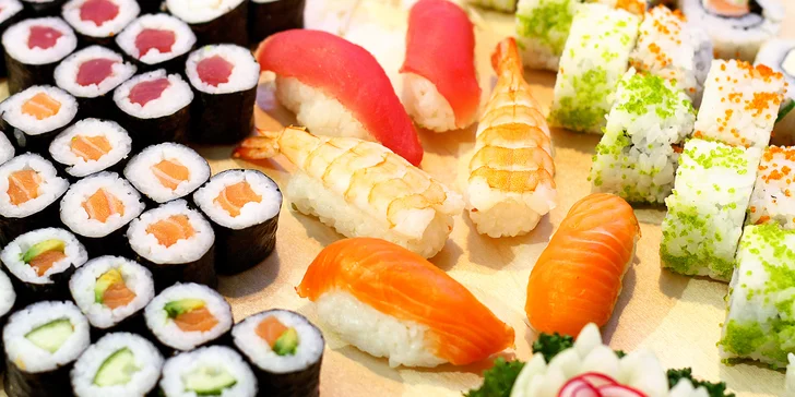 Sushi sety s 21–70 kousky: nigiri, maki i roll s krevetami, lososem či tuňákem