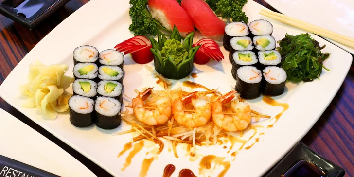 Pestré sety s 21–70 ks sushi: s lososem, krevetami i okurkou a avokádem