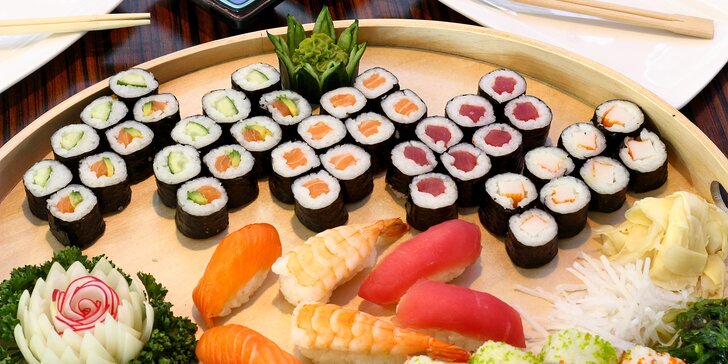 Pestré sety s 21–70 ks sushi: s lososem, krevetami i okurkou a avokádem