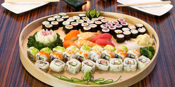 Pestré sety s 21–70 ks sushi: s lososem, krevetami i okurkou a avokádem