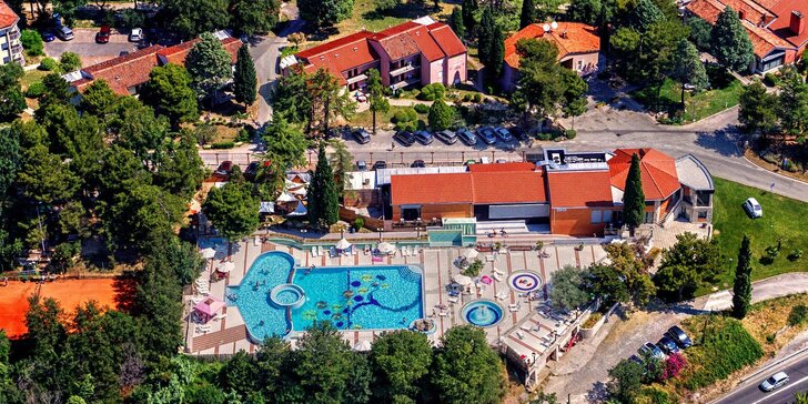 Léto ve Slovinsku: letovisko Izola, 3* vilky se snídaní, bazén a kyvadlový bus na pláž