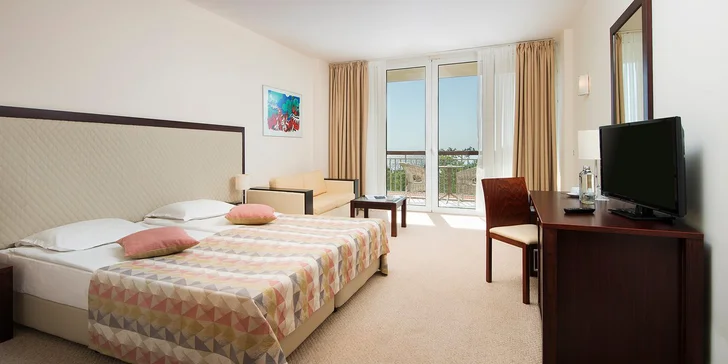 Bulharské Slunečné pobřeží letecky: 4* resort u pláže, s all inclusive, bazény a tobogány