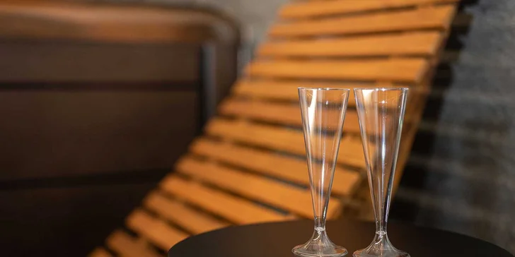 2 hodiny privátního wellness s vířivkou, finskou saunou i lahví sektu pro 2 osoby