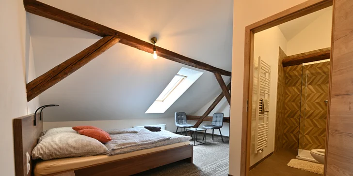 Pobyt v Plzni: moderní bezkontaktní hotel se snídaní a privátním vstupem do wellness