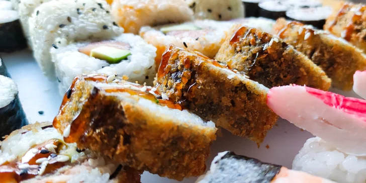 Sushi z restaurace VieThai na Stodolní: 50 nebo 108 rolek se zeleninou i rybami